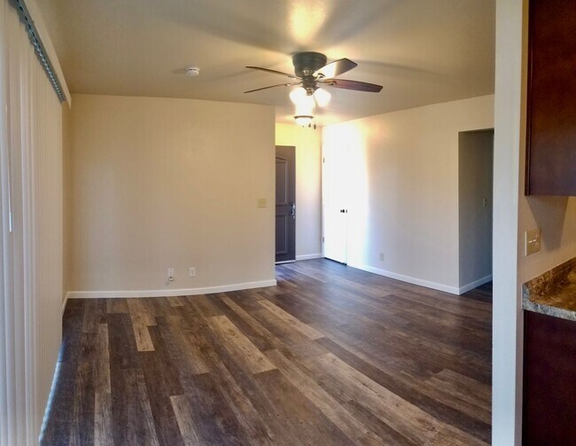 Building Photo - 2 Bedroom, 1 Bath Apartment