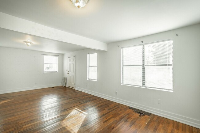 Building Photo - Updated 2 Bedroom Red Bank Home with Porch and Backyard