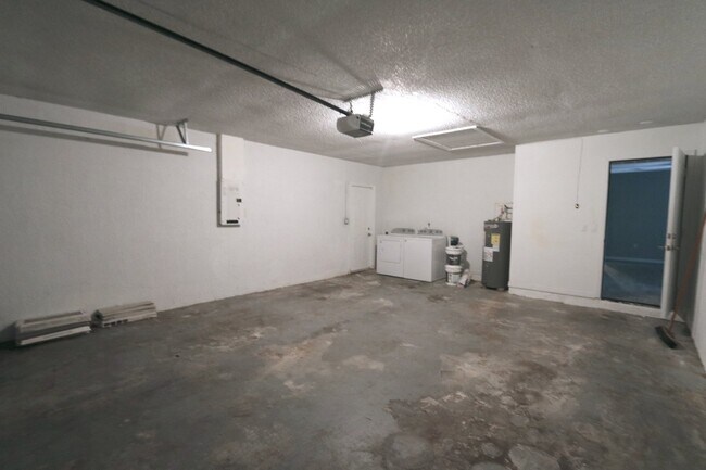 Building Photo - LOOK. Available now! 3bed,2bath, 2car Pine...