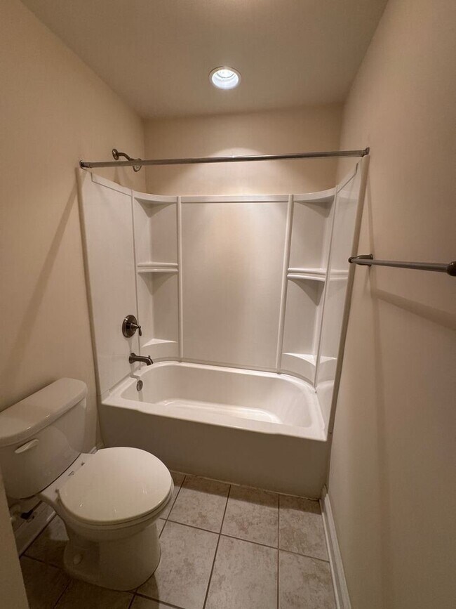 Building Photo - Your Franklin dream rental is here—4 bedrooms, a huge bonus, two en-suites, and an unbeatable loc...