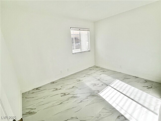 Building Photo - 5161 River Glen Dr