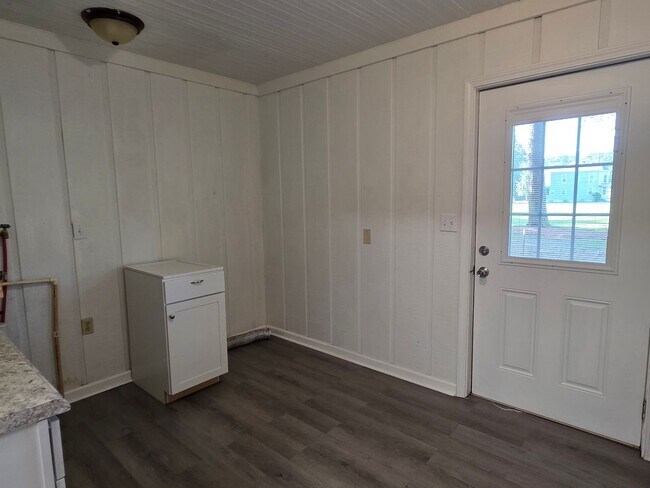 Building Photo - Country Living with Beautiful Oak Trees on Acreage!