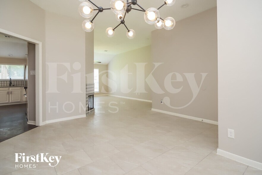 Building Photo - 10846 E Linwood Dr