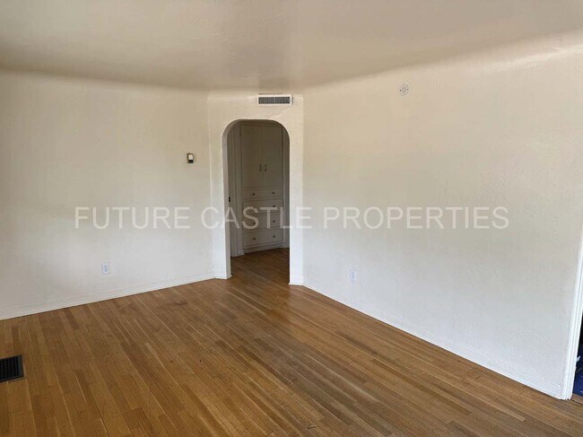 Building Photo - 3008 Wilson Pl NE