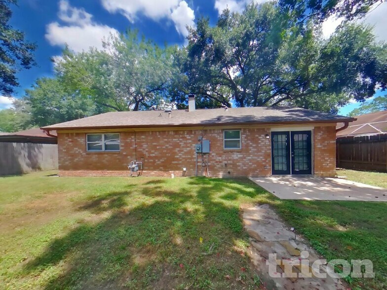 Building Photo - 22023 Singing Spurs Dr