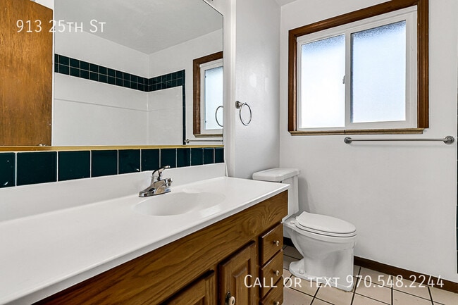 Building Photo - 913 25th St