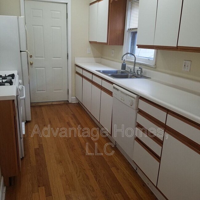 Building Photo - 1128 W 41st Terrace