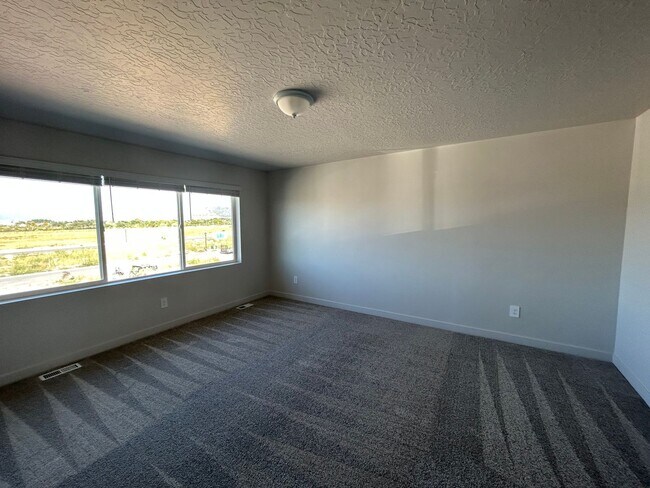 Building Photo - 4 Bedroom 2.5 Bathroom Townhome in Lehi!