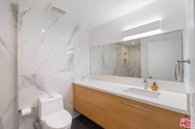 Building Photo - 820 S Sherbourne Dr