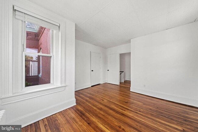 Building Photo - 320 6th St NE