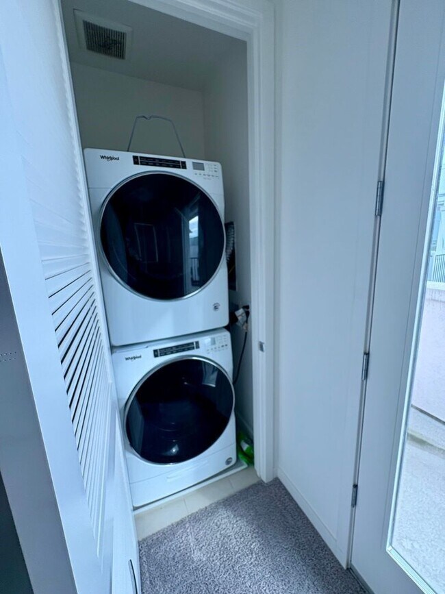 Building Photo - Vibrant 3 story 2bed/2.5bath home at the Mill at Broadway