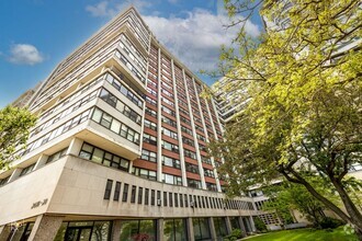 Building Photo - Lakefront's Best Living
