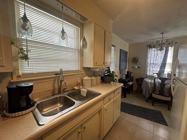 Building Photo - 204 Crest Dr