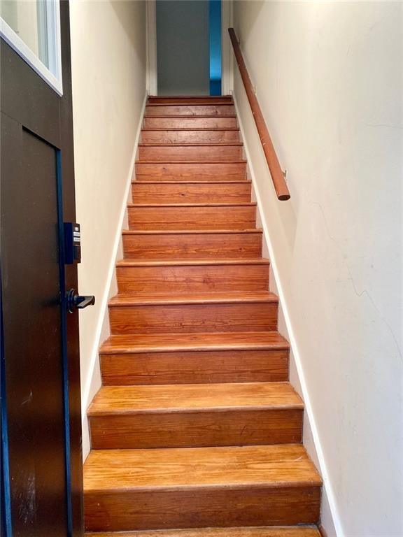 Building Photo - 487 Lakeshore Dr NE