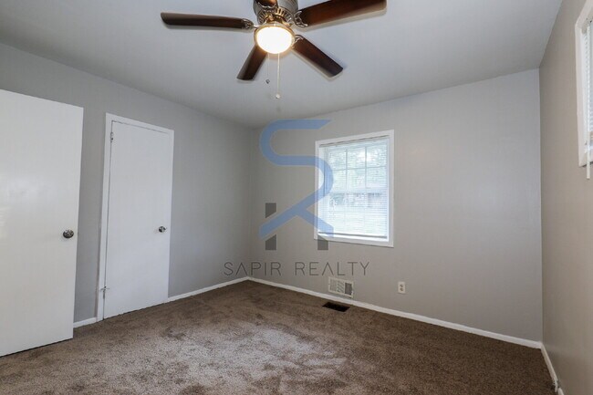 Building Photo - Move in before November 15th and choose yo...