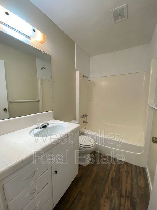 Building Photo - 712 4th St
