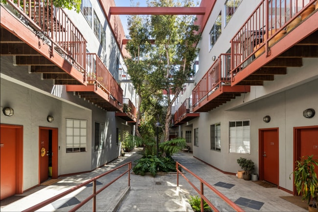 Building Photo - Industrial Chic 3bed/3bath loft style cond...