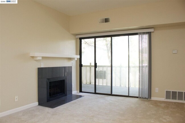 Building Photo - $2990 / 2 BR GORGEOUS REMODELED MEADOWBROO...