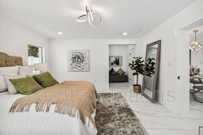 Building Photo - 110 28th Ave N