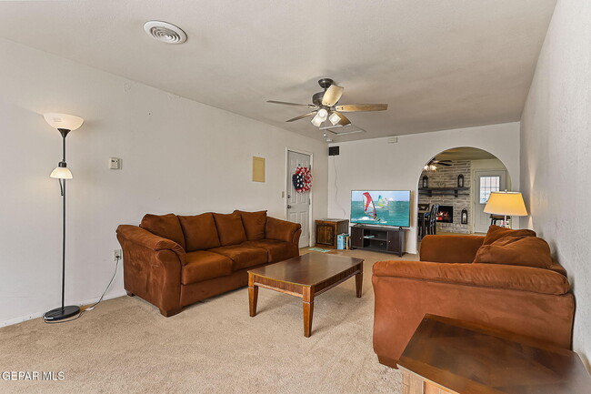 Building Photo - 4713 Sun Valley Dr