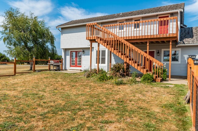 Building Photo - Rare Coupeville Property! Main House and D...