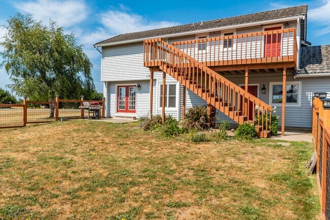 Building Photo - Spacious and Beautiful Home with Private Apartment!