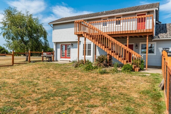 Building Photo - Spacious Coupeville Home with Bonus Apartm...