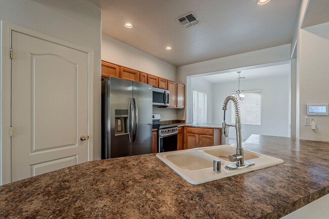 Building Photo - 3 Bed 2 Bath - New Kitchen Appliances\Carp...