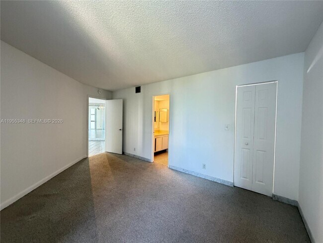 Building Photo - 18181 NE 31st Ct