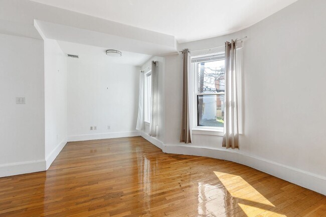 Building Photo - Newly renovated, Central Heat/AC , Parking...