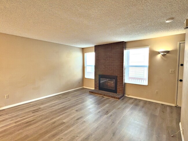 Building Photo - 3610 S Kelly Ave