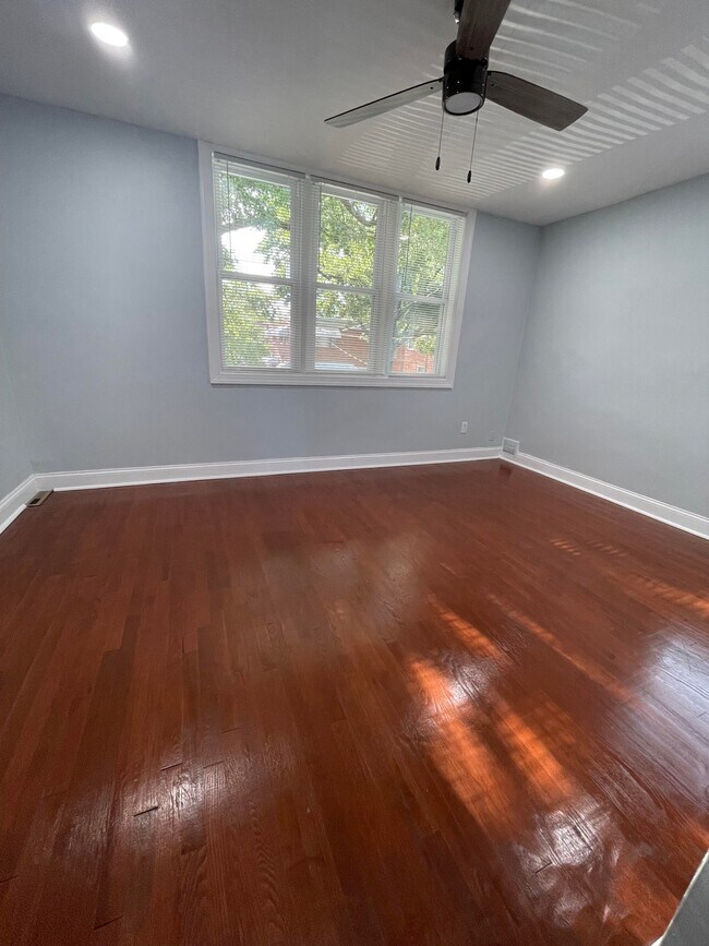 upper level room 1 - 5021 13th St NE