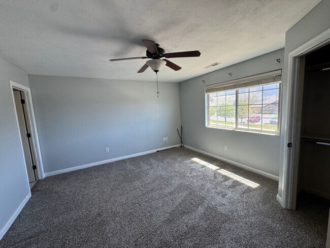 Building Photo - Charming 3 bed 2.5 bath townhome