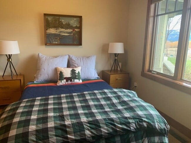 Building Photo - Fully furnished executive home with lake views located in gated community in Polson- Available Se...