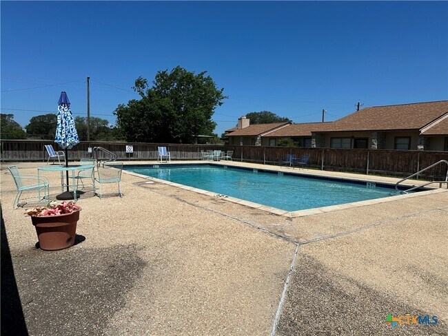 Building Photo - 1051 Country Club Dr