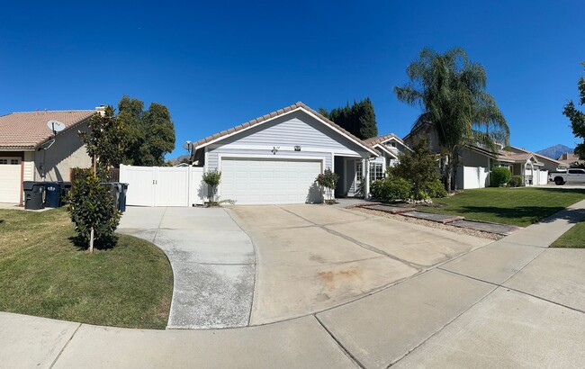 Building Photo - 4 Bedroom + Office / 2.5 Bathroom Redlands Dream Home