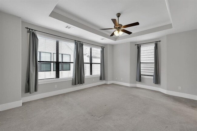 Building Photo - 910 W 20th St
