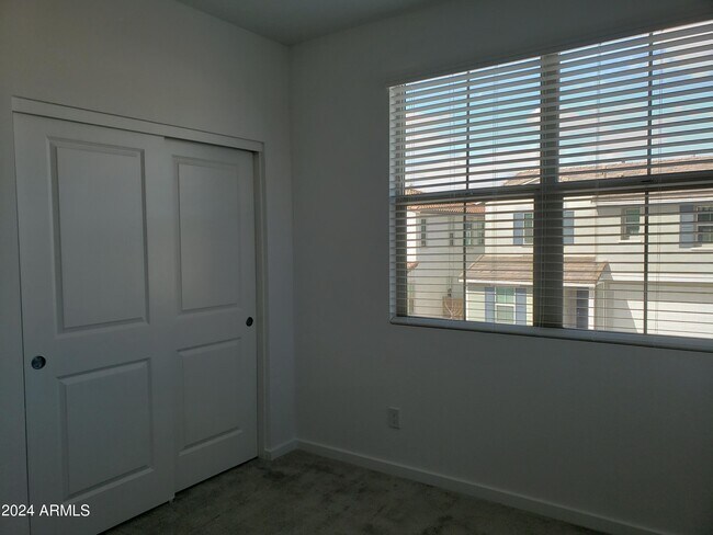 Building Photo - 1315 W Crane Dr