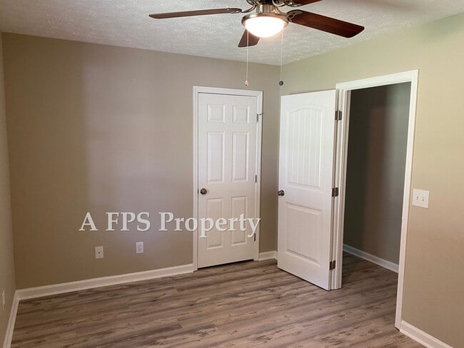 Building Photo - 184 Pine St SW