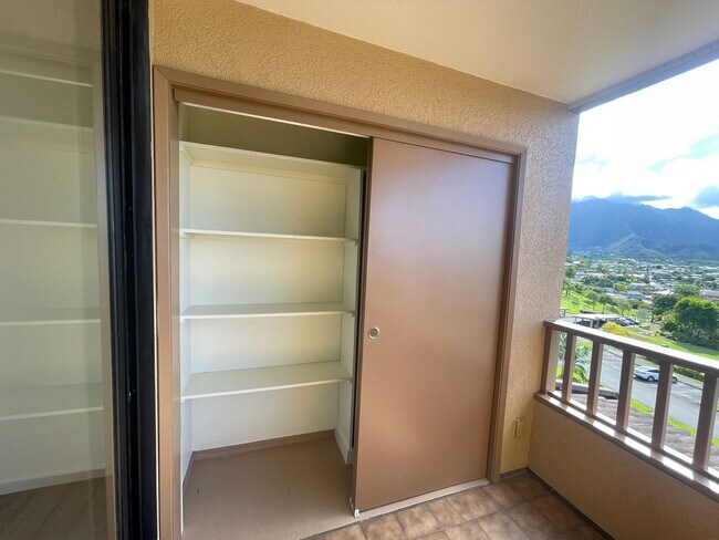 Building Photo - Beautiful 2 bedroom, 2 bath townhome