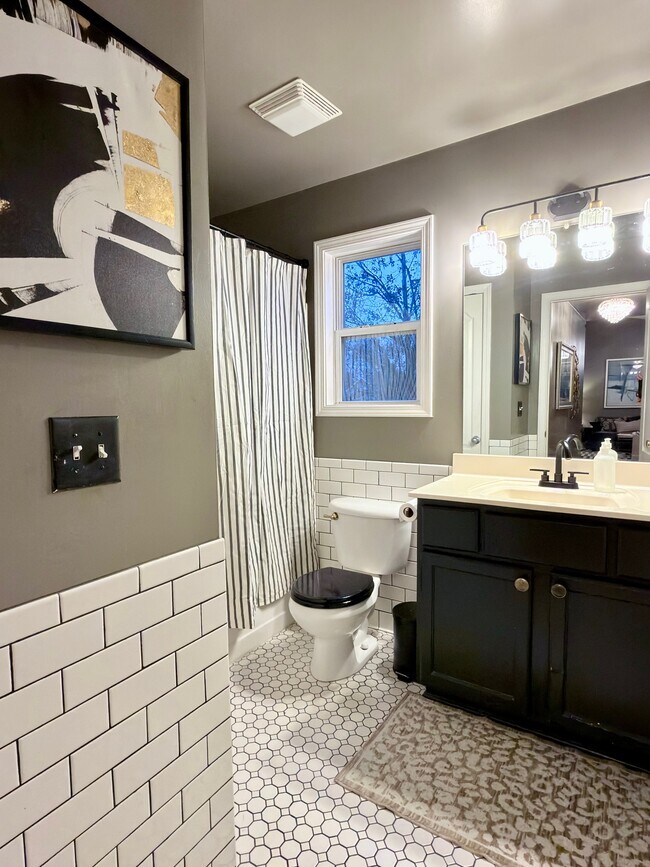 Building Photo - 1044 Hummingbird Ln