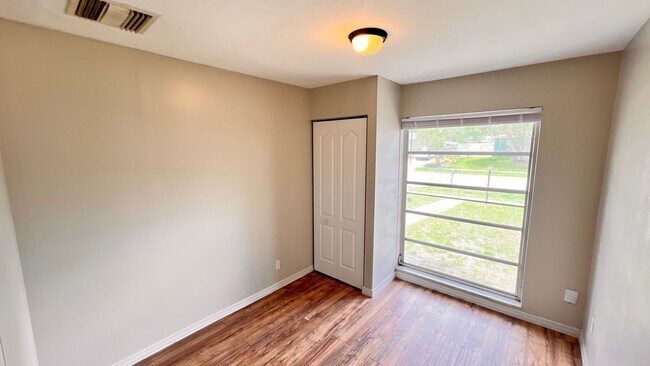 Building Photo - Lovely 2 Bedroom + Bonus Room, 1 Bathroom ...