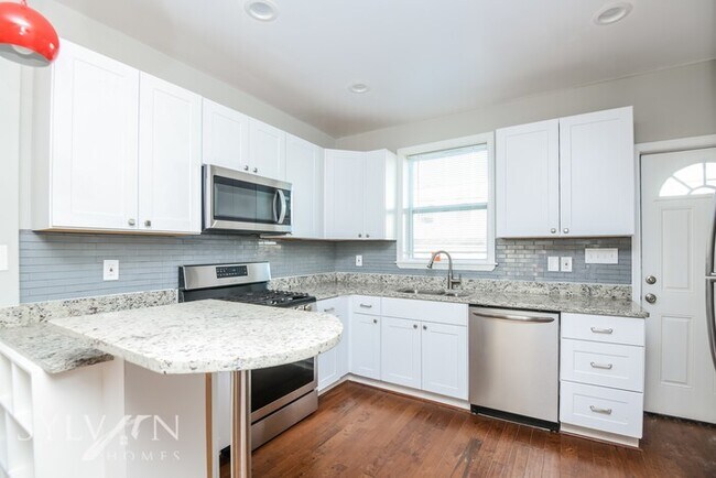 Building Photo - Prepare to fall in love with this 3 BR, 2 ...