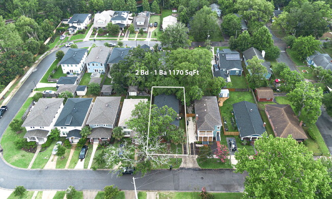Building Photo - Stunning Upstairs 2-Bed, 1-Bath, Kitchen, ...