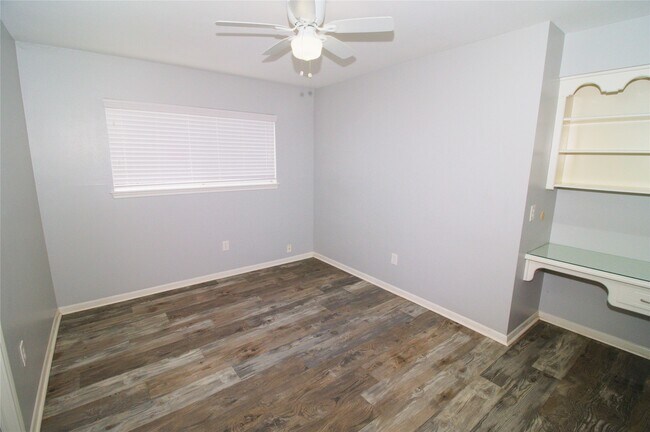 Building Photo - 1030 Montour Dr
