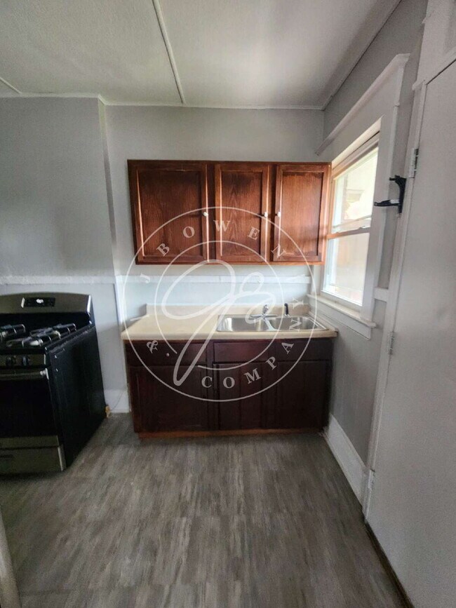 Building Photo - 2 bed 2 story townhouse! Individual baseme...