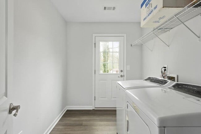 Building Photo - 855 Dodge St S E