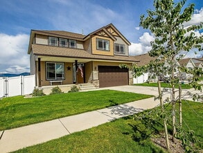Building Photo - Beautiful 4BR, 2.5BTH, 3-Story Home in Post Falls