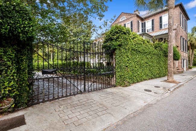 Building Photo - 69 Anson St