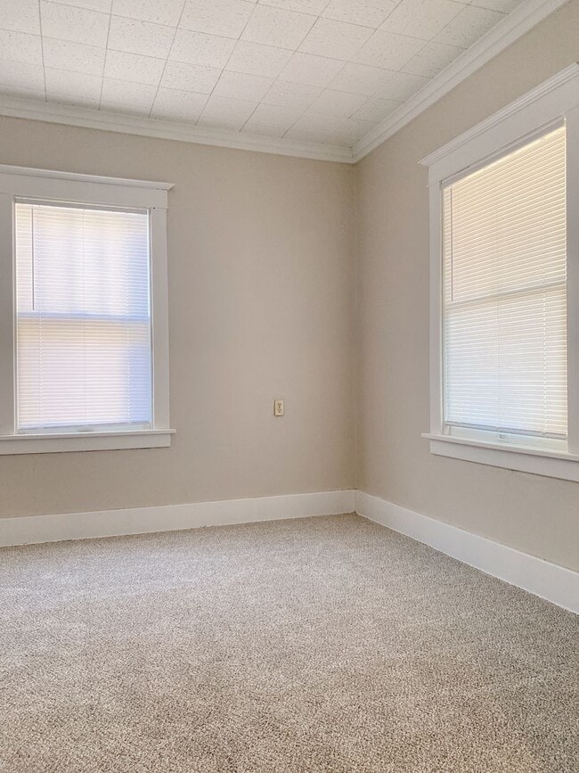 Building Photo - 2436 Laurel Ave N